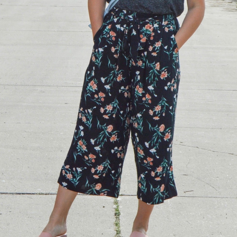 AE Xsmall floral Culottes - NWOT